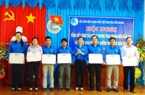 Tặng bằng khen của Trung ương Hội LHTN Việt Nam cho các tập thể và cá nhân xuất sắc